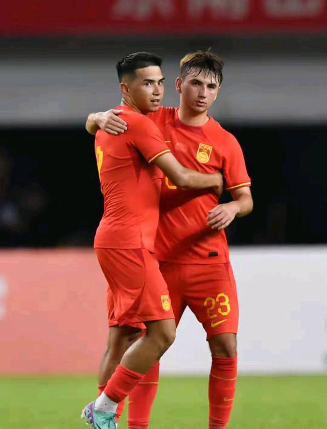 开云体育下载-狂风暴雨下的比赛，球员斗志高昂