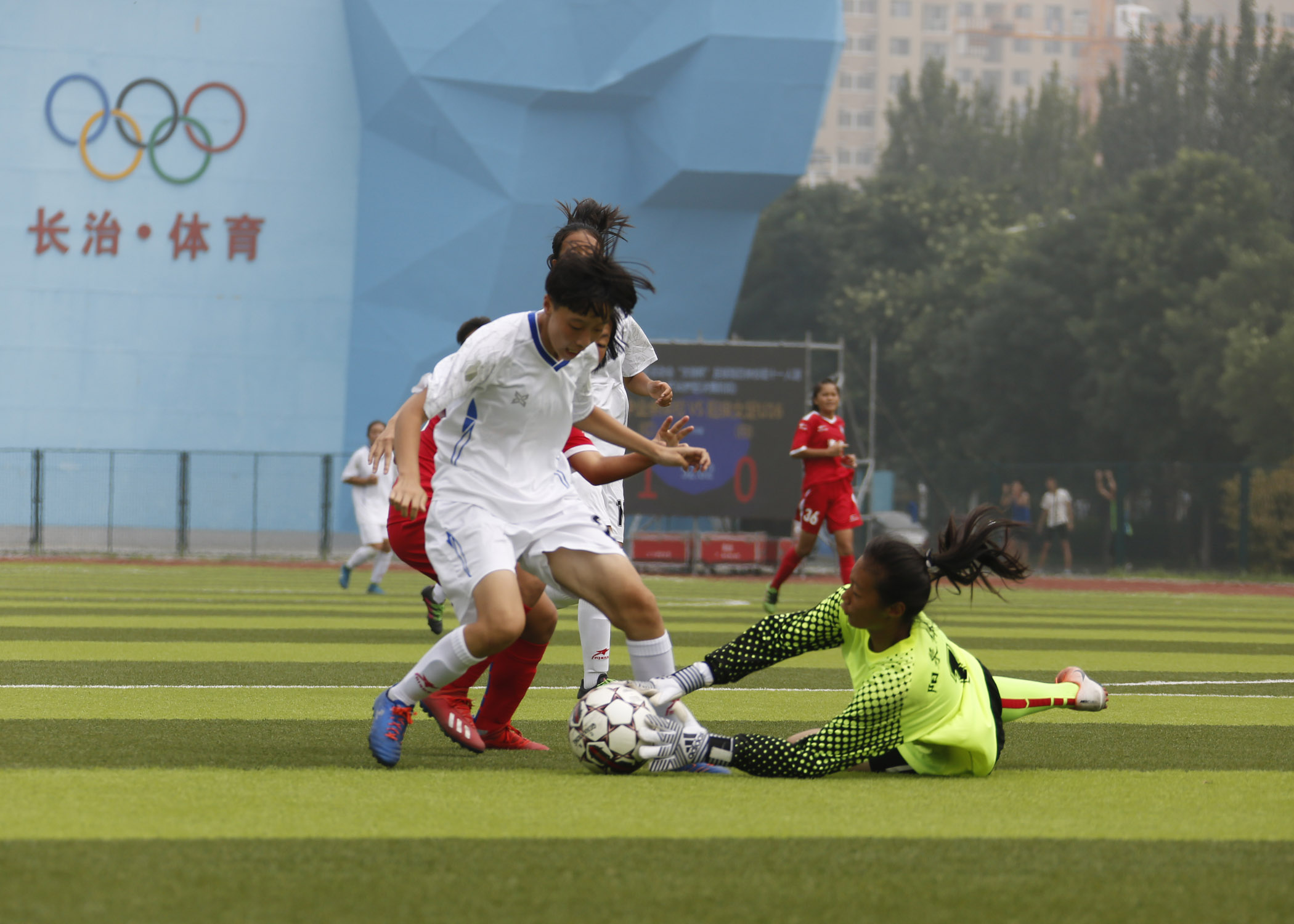 狂风暴雨下的比赛，球员斗志高昂