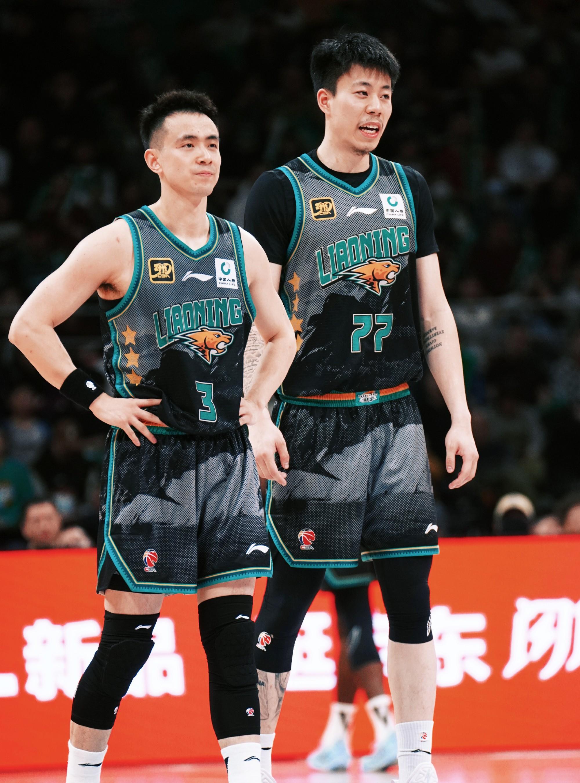 联赛赛场上演激烈角逐，胜者领先优势