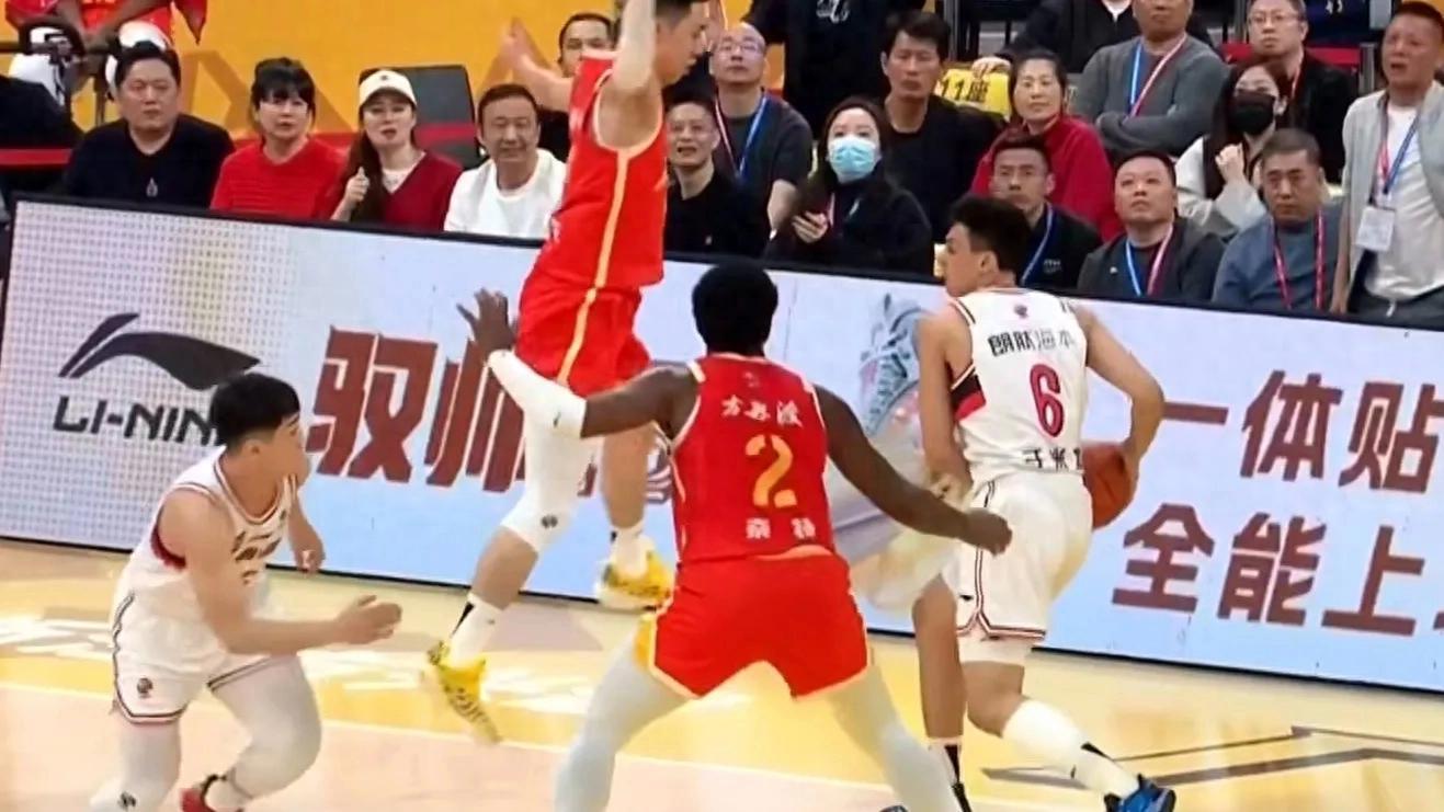 关于广州篮球队大获全胜，积分榜稳居榜首的信息