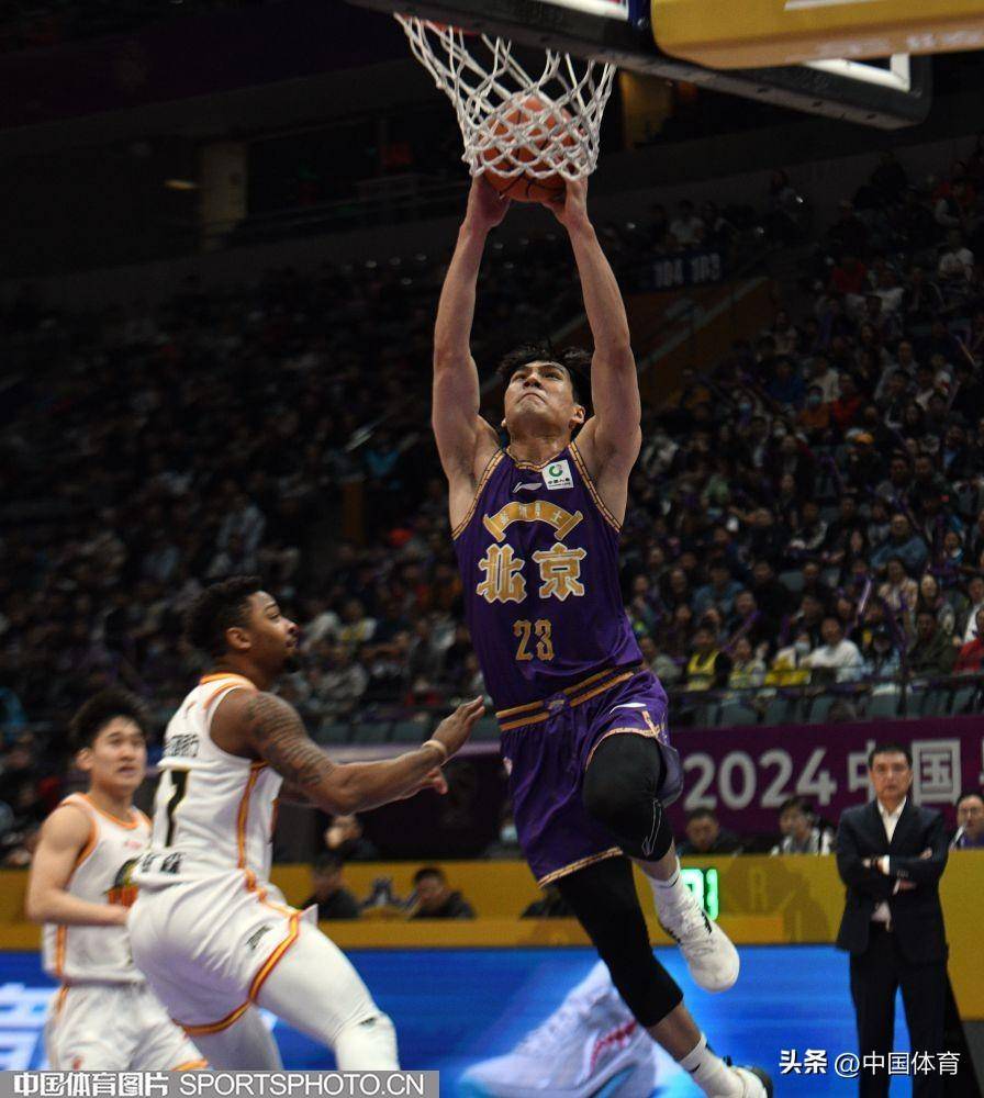 北京队在主场神奇扭转，引来掌声不绝
