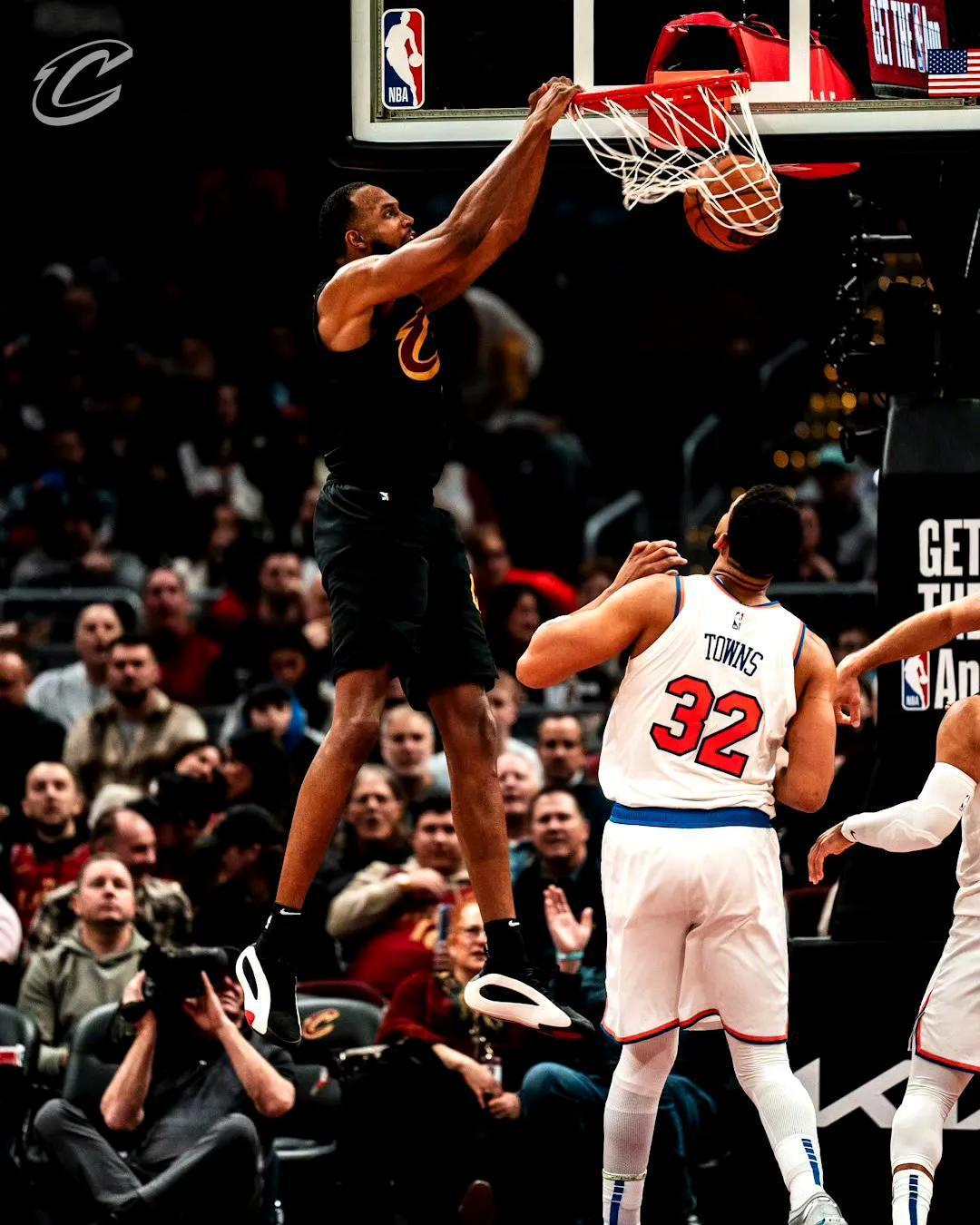 开云体育入口-关于雄鹿击败尼克斯，保持东区领先位置稳固的信息