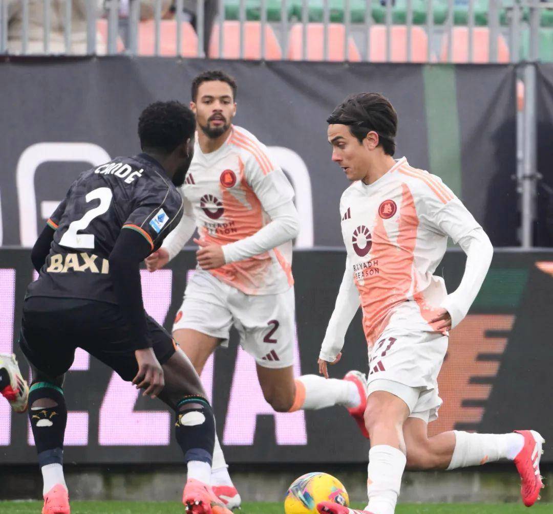 开云体育网页版登录入口-热烈的足球赛季，场上的对决悬念重重