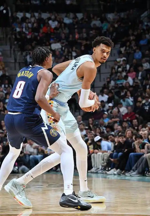 掘金队主场逆转马刺，继续保持领先优势的简单介绍