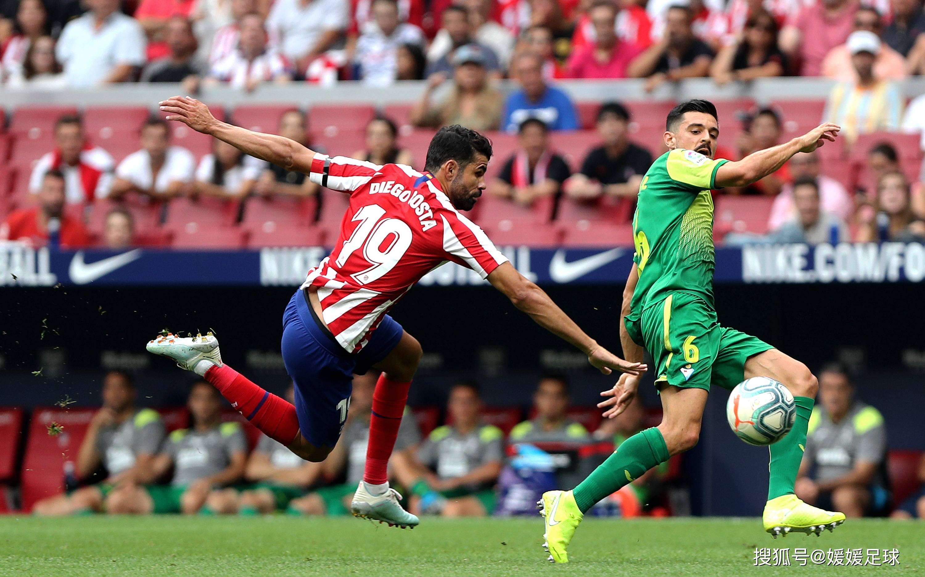 足球比赛中，球员们表现出众