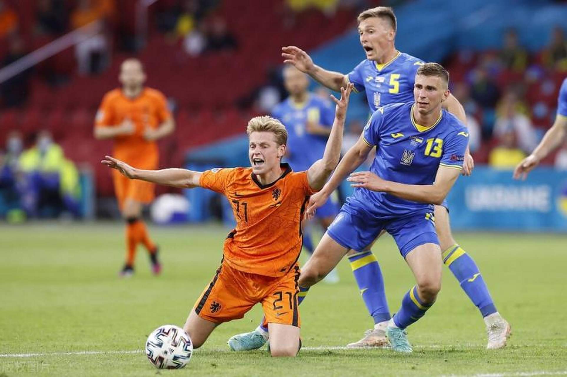 开云体育亚洲官网-荷兰苦战乌克兰，欧洲杯强强对话引发热议