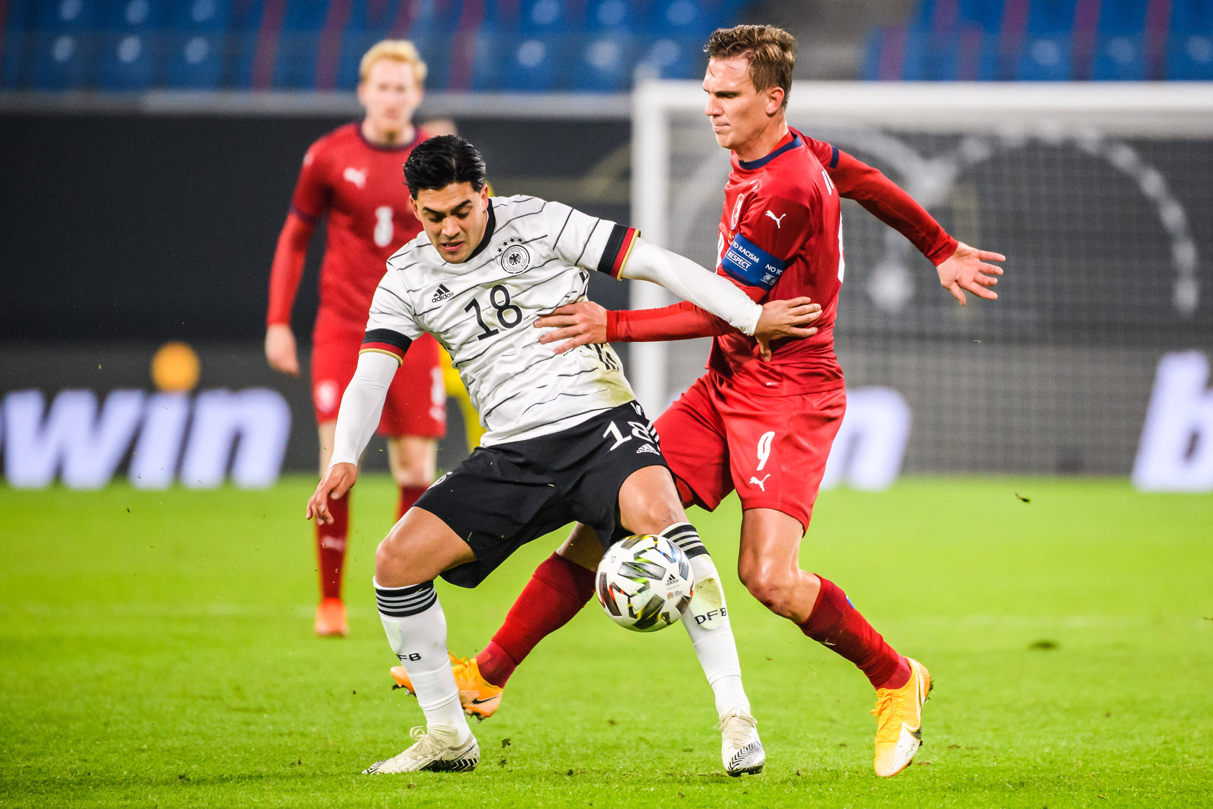 荷兰苦战乌克兰，欧洲杯强强对话引发热议