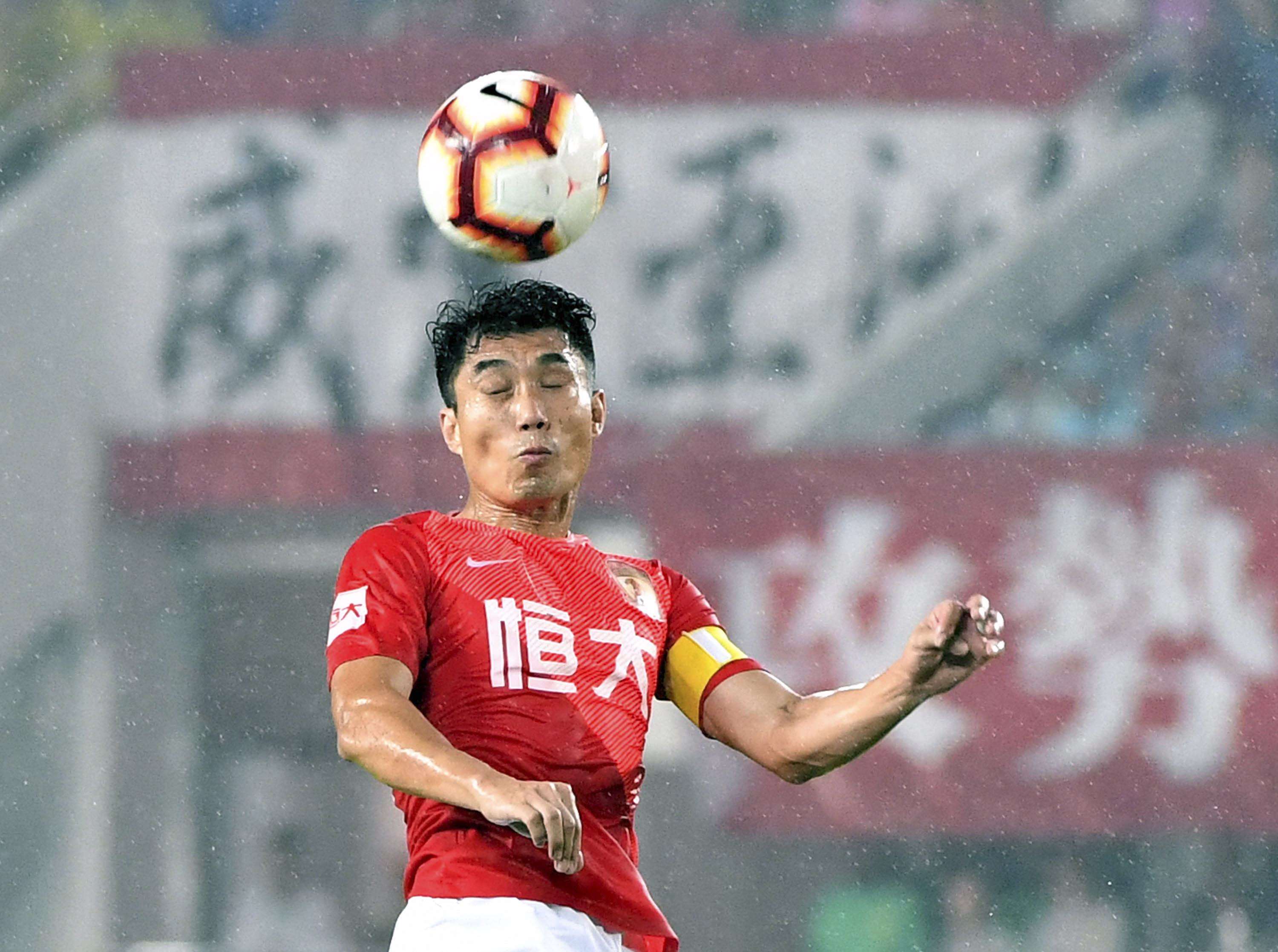 开云体育直播-关于广州恒大处于领先地位，对未来场地表示担忧的信息