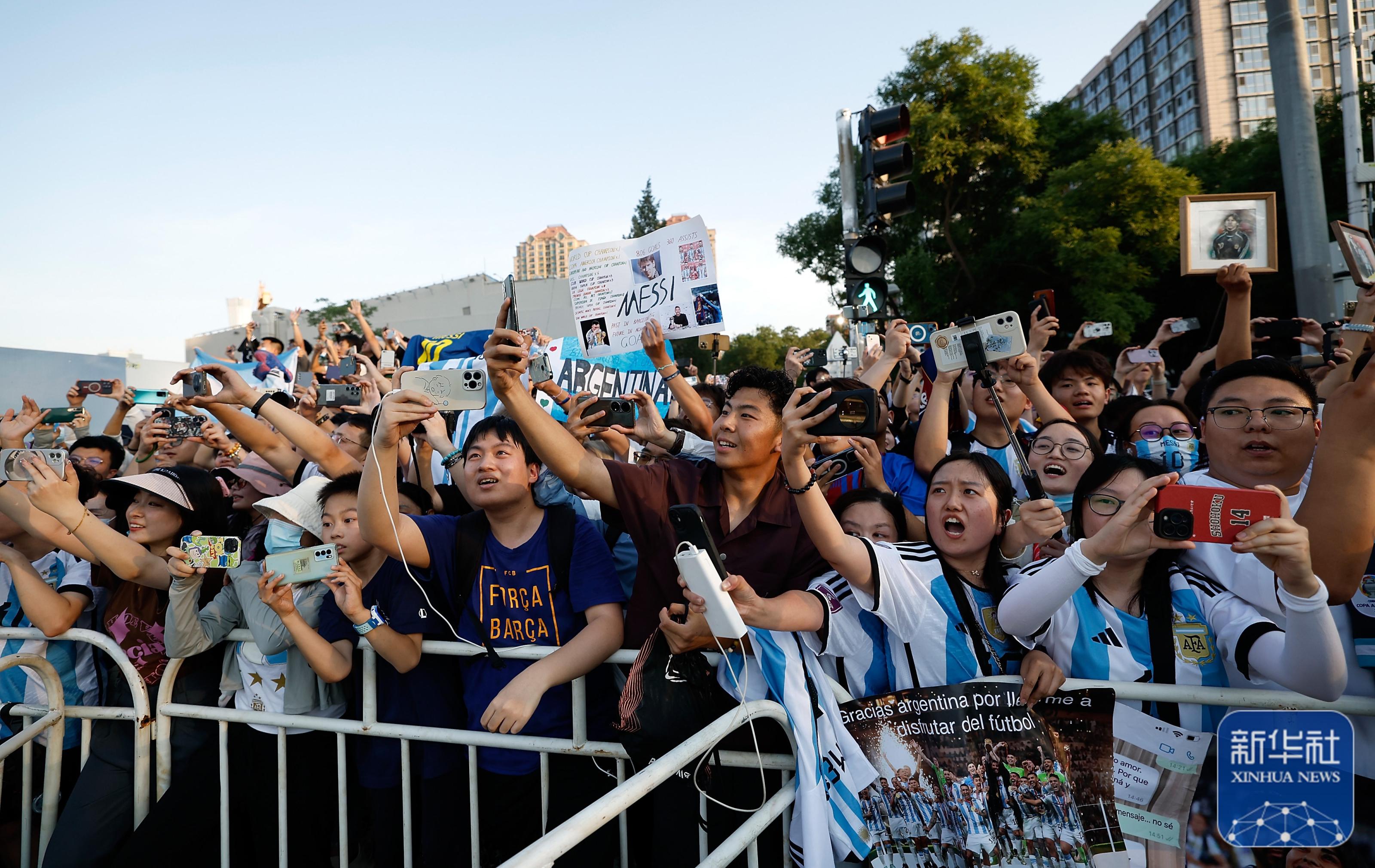 开云体育下载-现场球迷热情高涨，赛场氛围热闹非凡