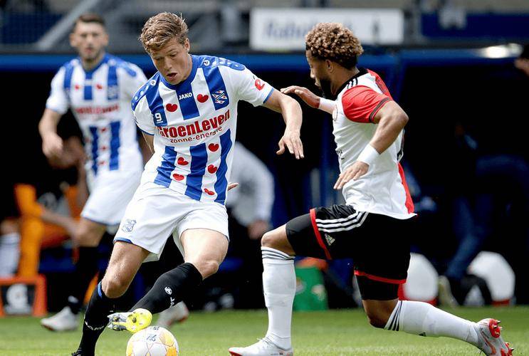 阿尔克马尔在国际比赛中亮相