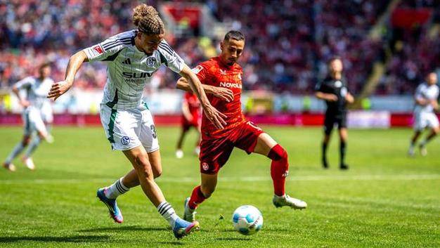 包含沙尔克遭遇主场失利，德甲榜首渐行渐远的词条