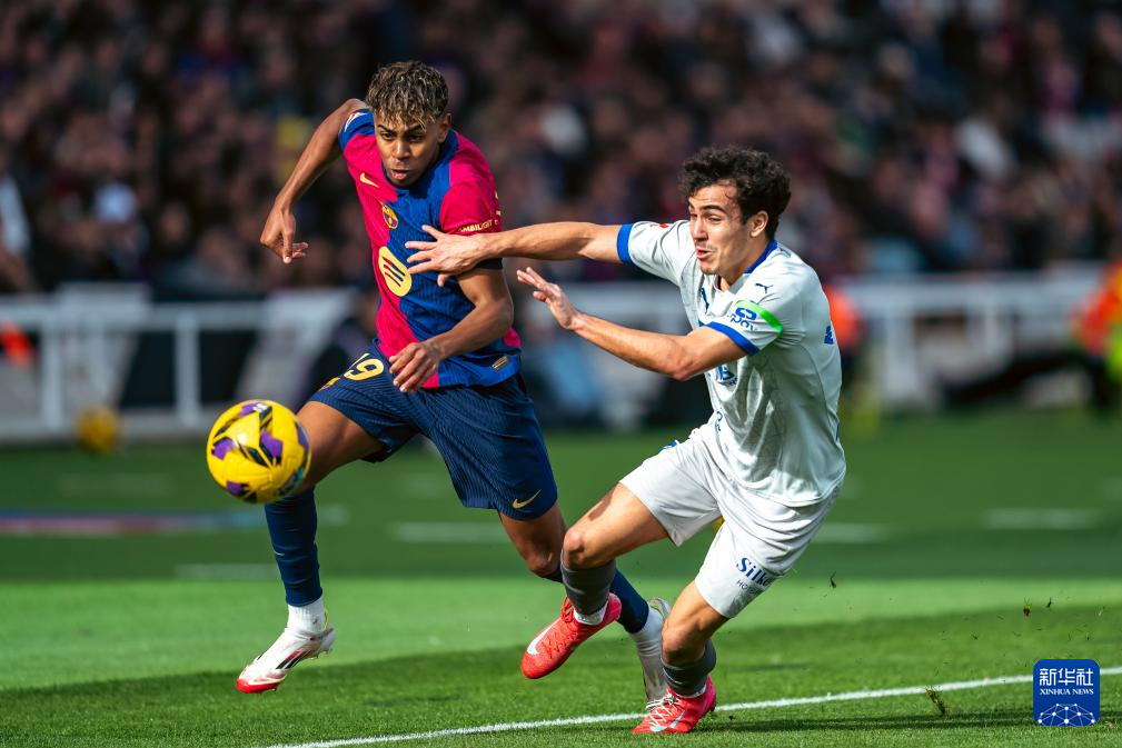 巴塞罗那球员参加活动，赢得球迷喝彩和掌声的简单介绍