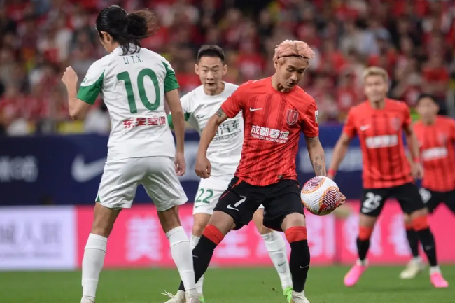 足球巅峰对决！国内国际强队碰撞