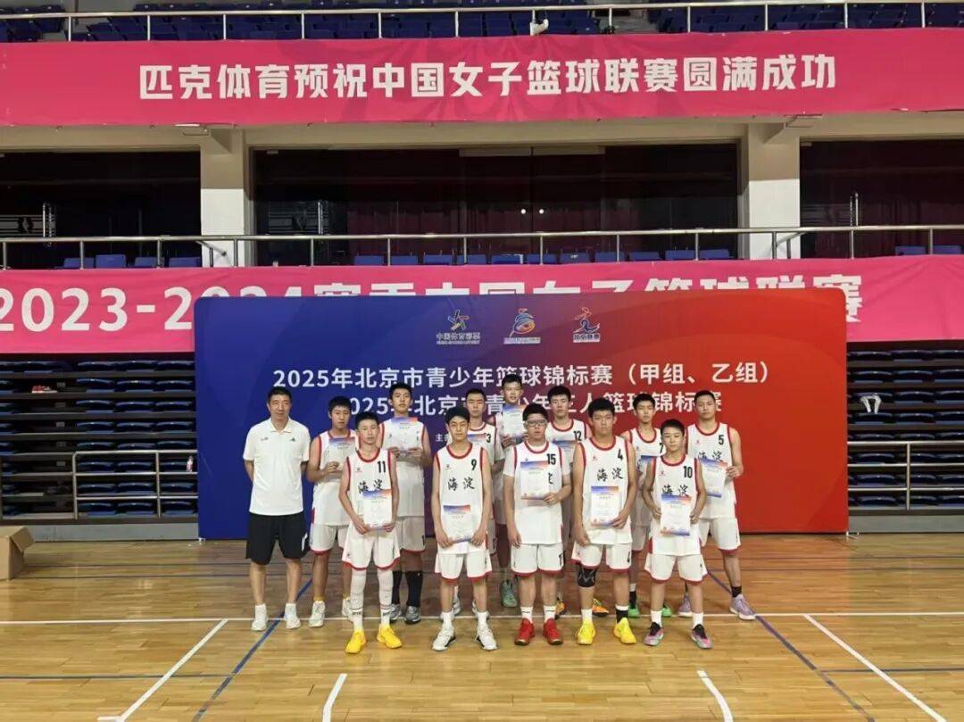 篮球队员轮番上场，助力球队领先积分