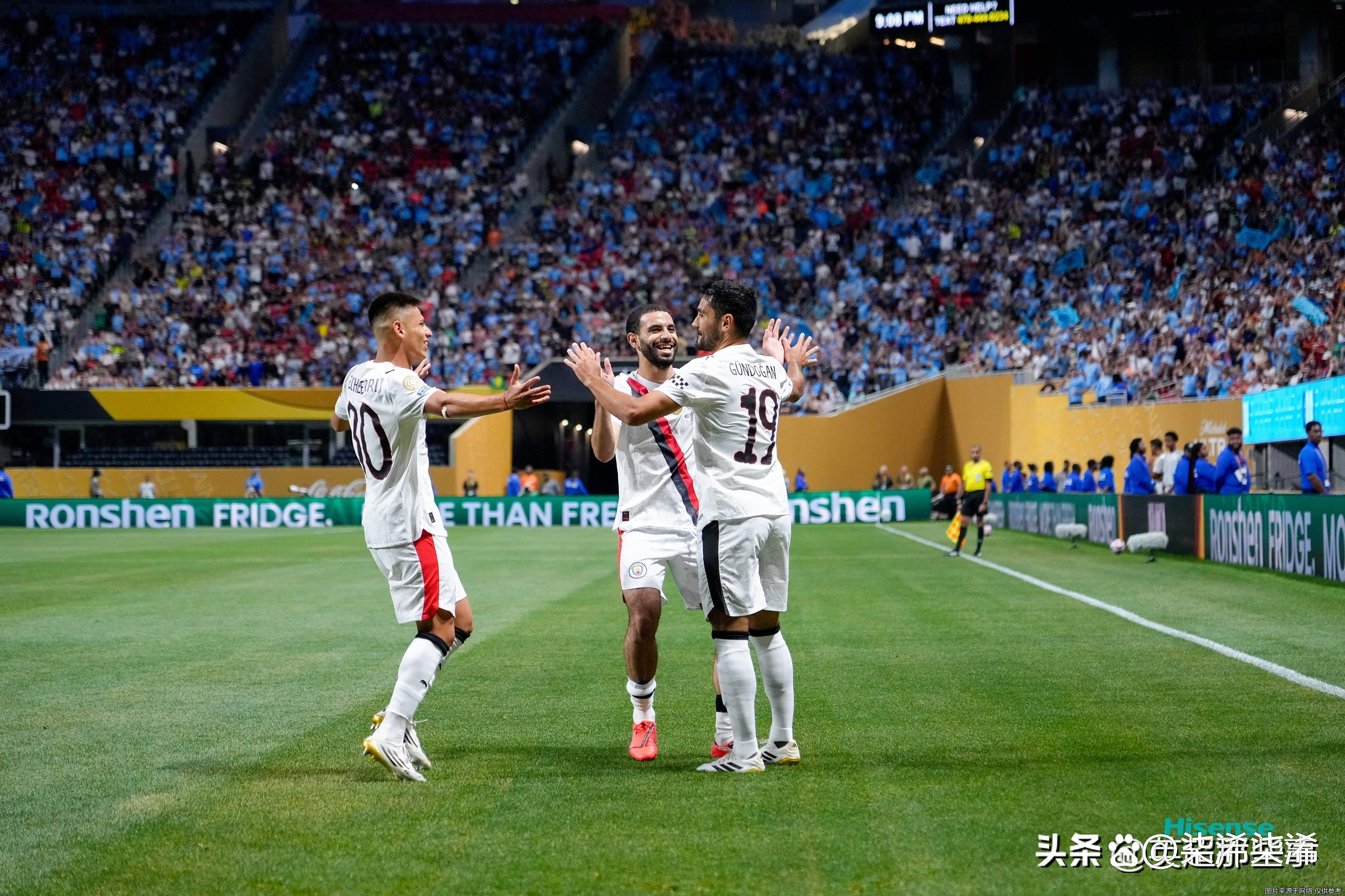 曼城门将神勇扑救，帮助球队获胜