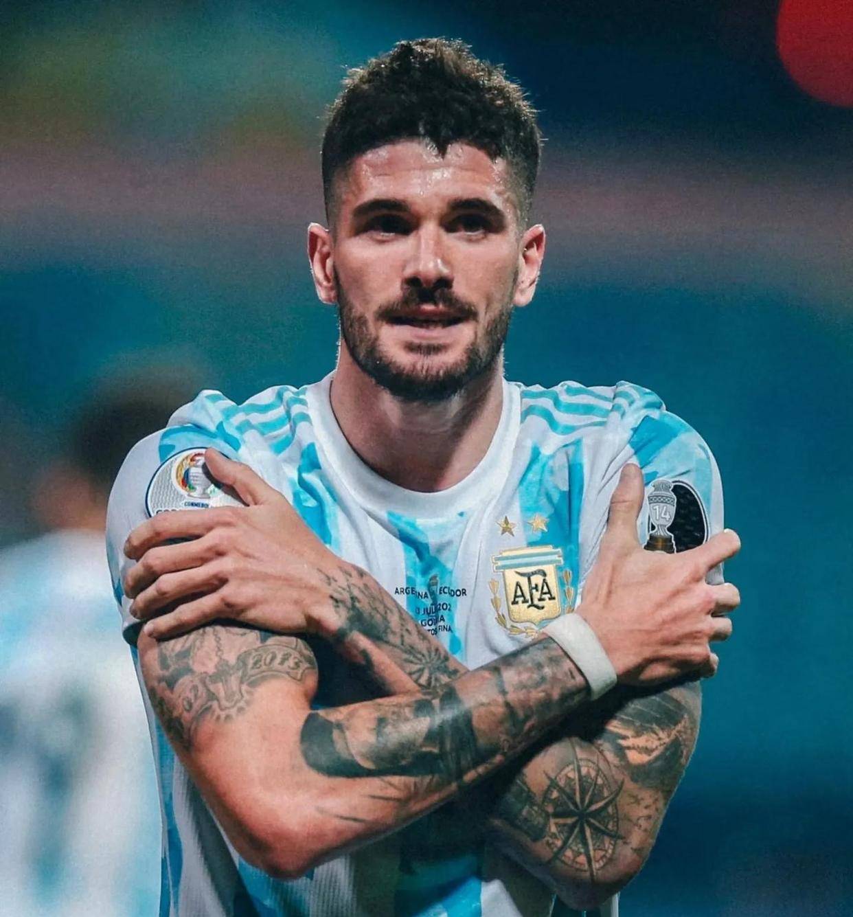 阿根廷足球明星突然宣布退役，球迷惋惜不已的简单介绍