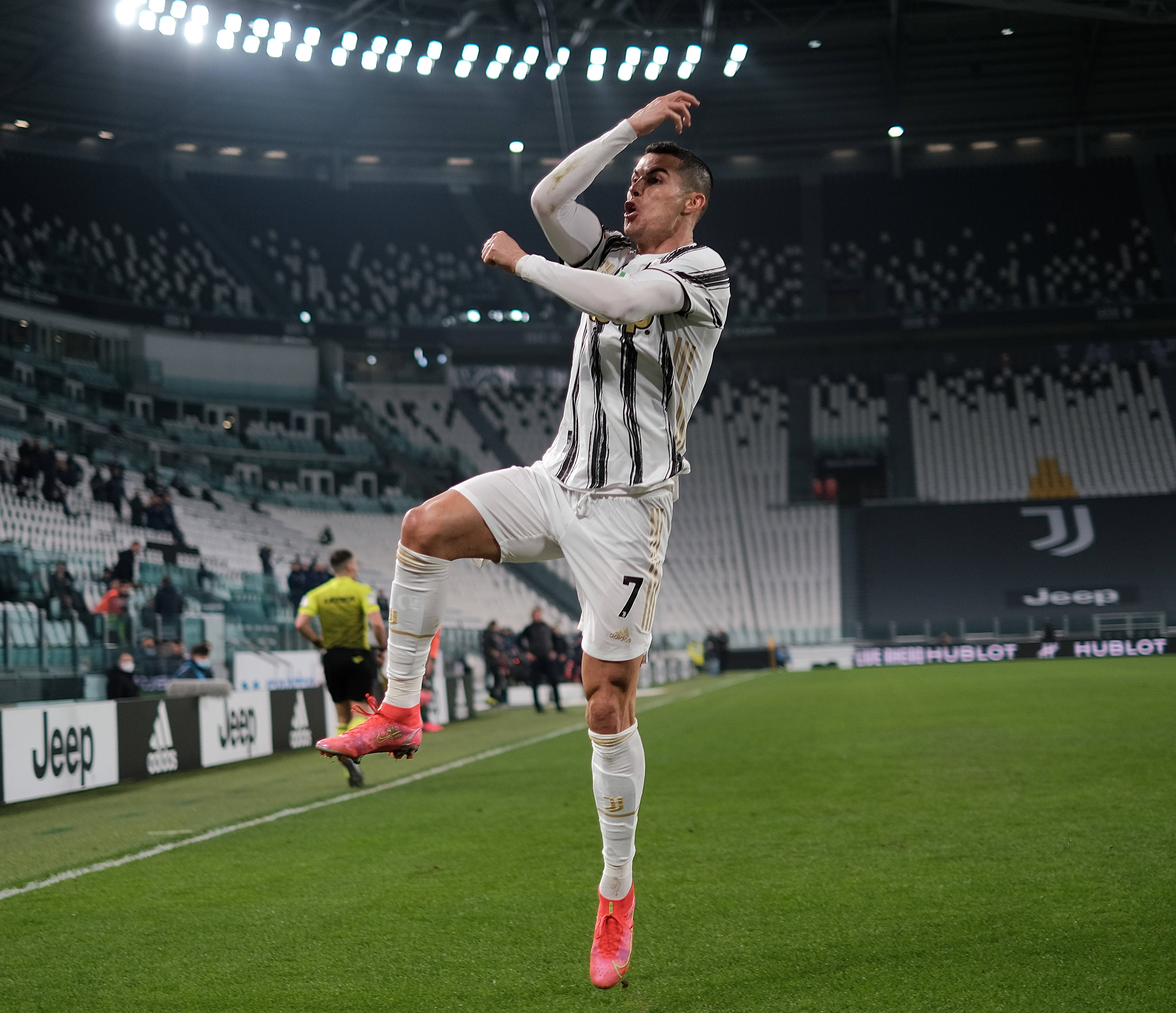 克罗托内主场告捷，萨索洛遭遇困境的简单介绍