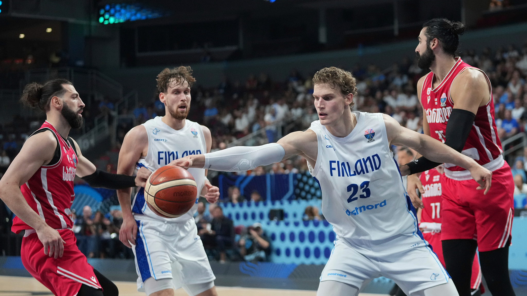 芬兰球员在比赛中展现强大实力