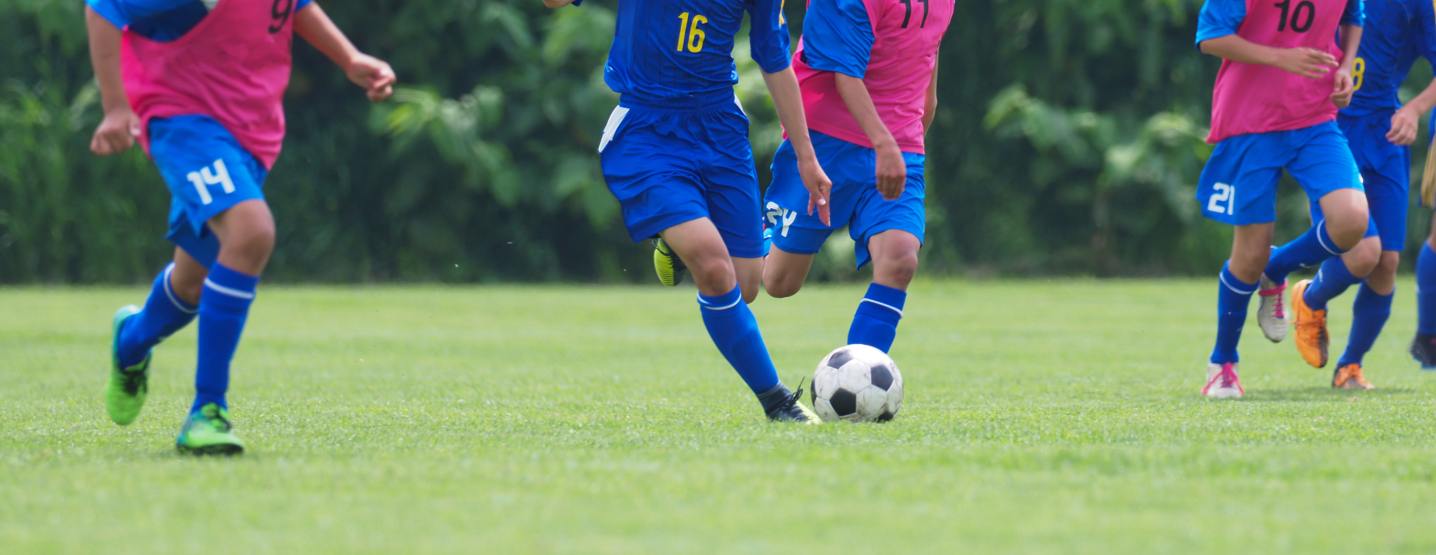 足球比赛继续燃爆激情，球员表现突出