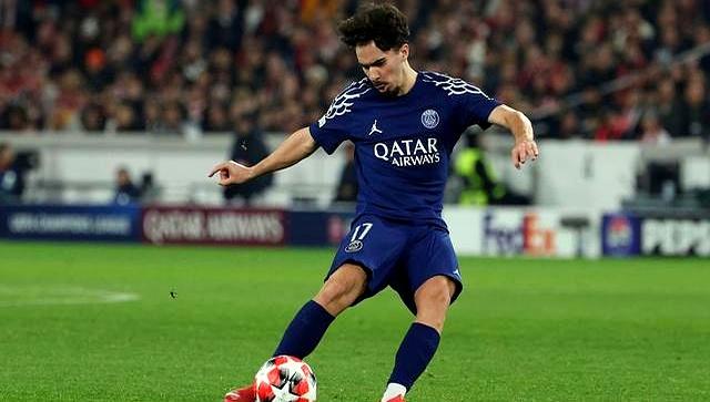 欧洲国家队对抗展现个人魅力，球员斗志昂扬拼命拼搏的简单介绍